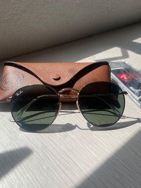 Ray-Ban Round Metal Sunglasses in Arista Gold with Green lenses and Leather Case